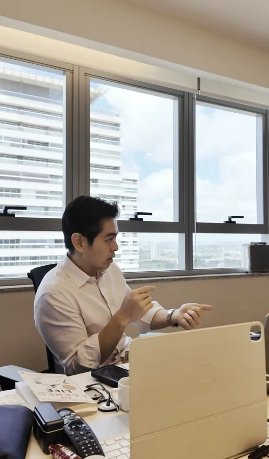 O Dr. André Kimura trabalhando no escritório